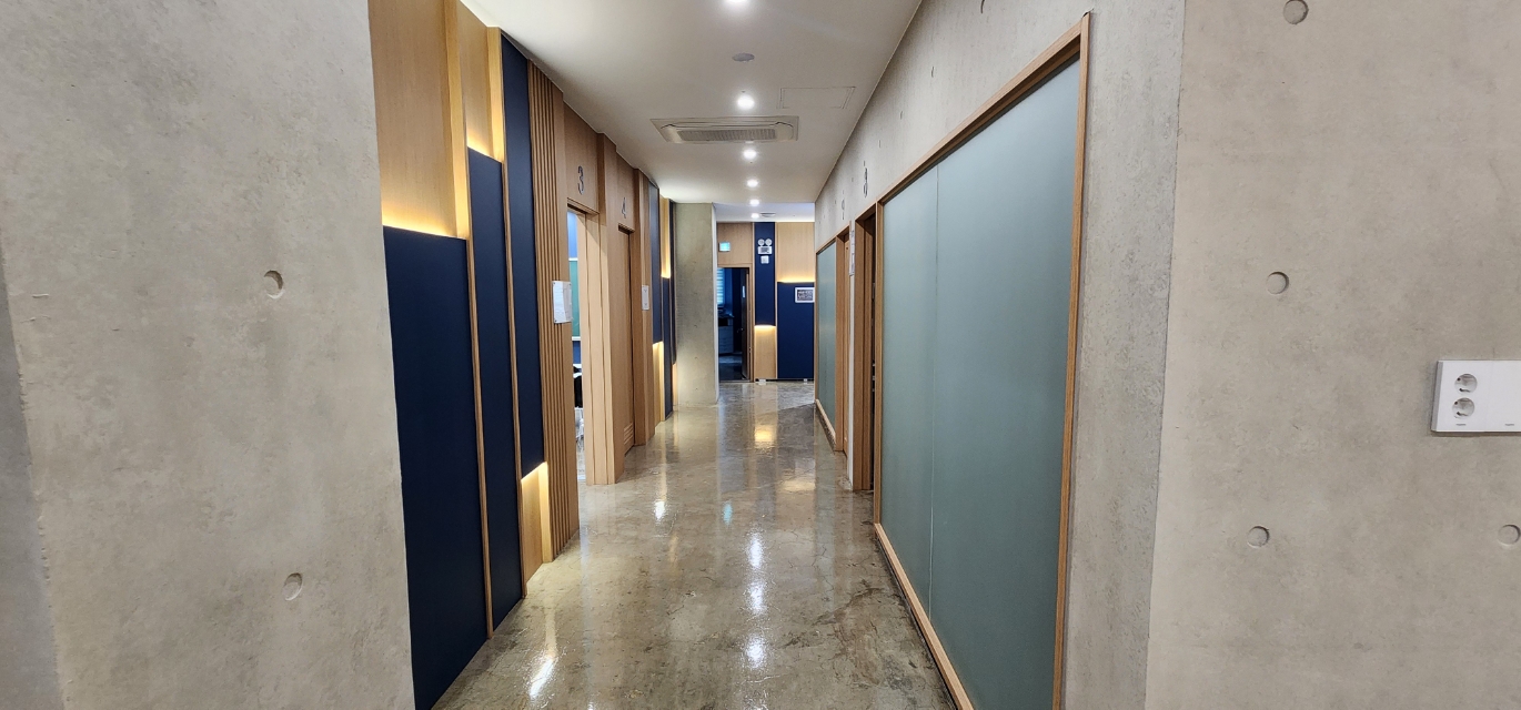 다율관 교실 복도